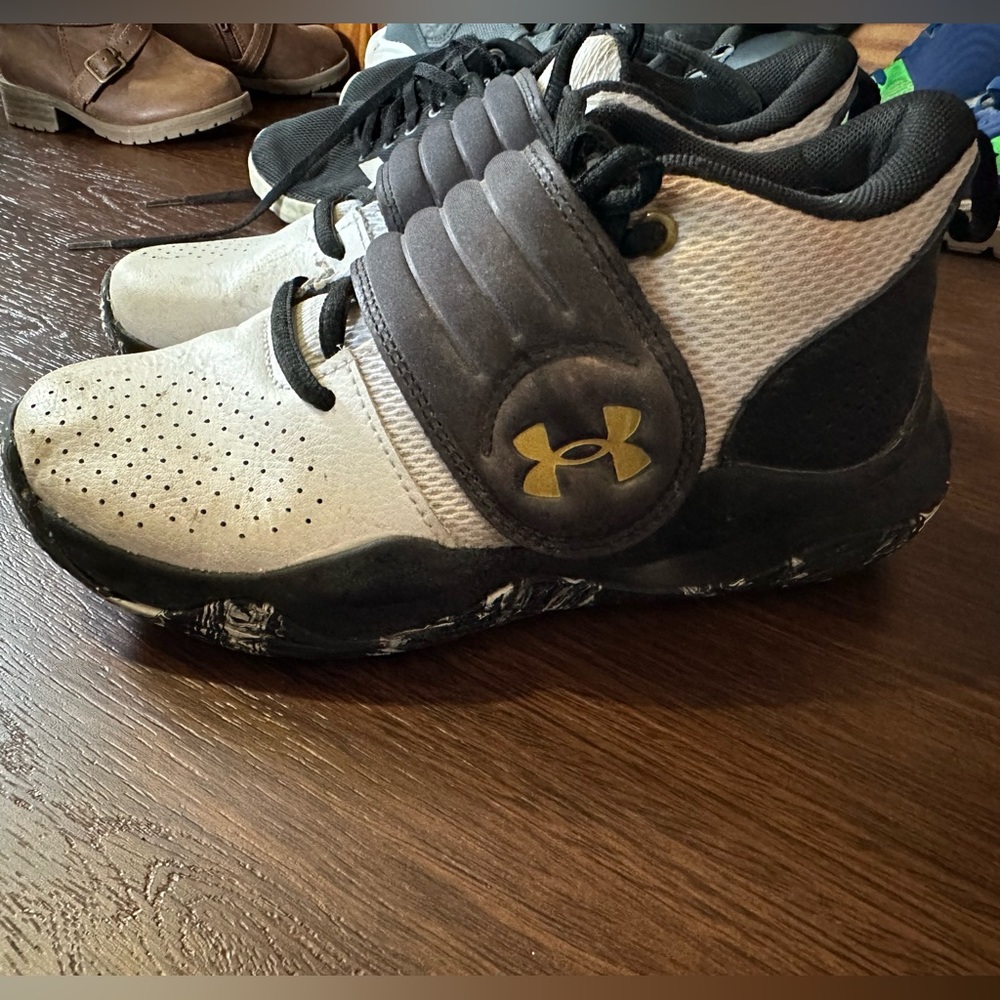 Boys basketball shoes
